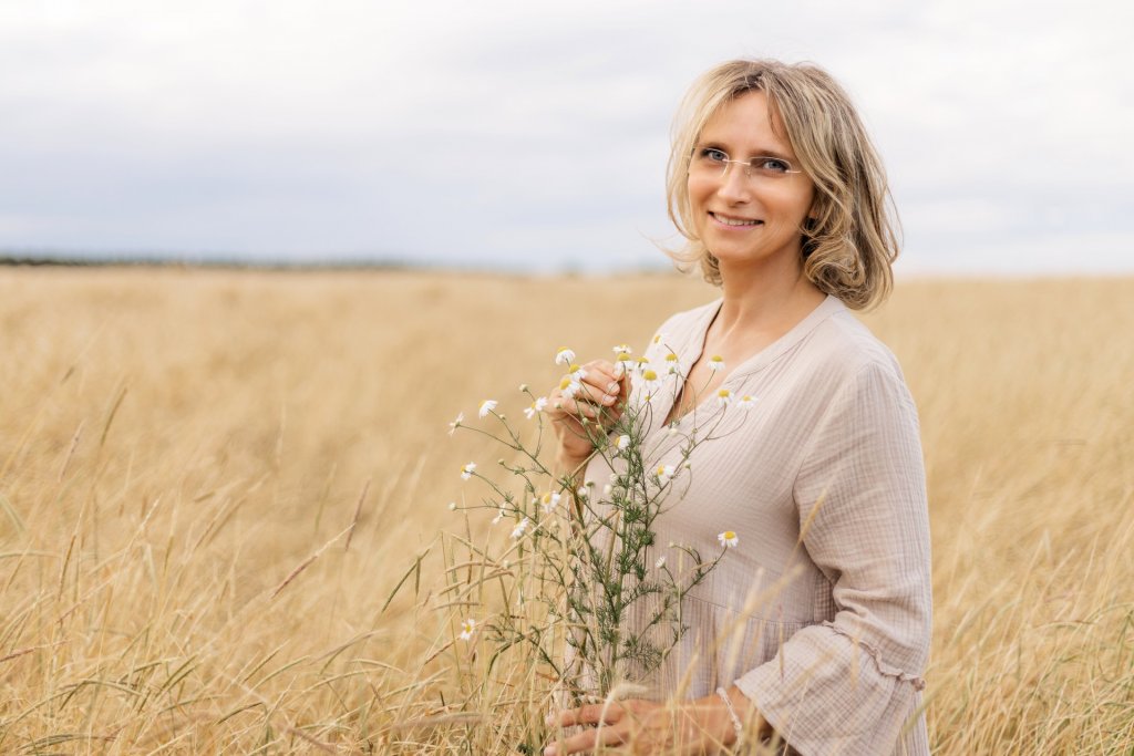Portrait in der Natur im Getreidefeld
