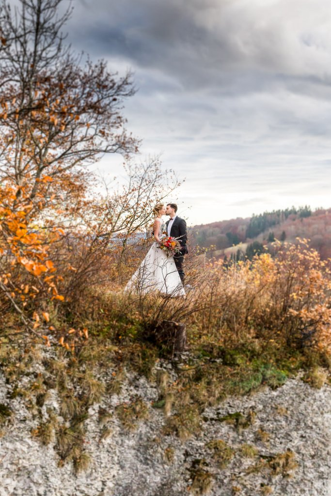 Herbsthochzeit Paarbilder auf einem Felsen beim Schloss Lichtenstein