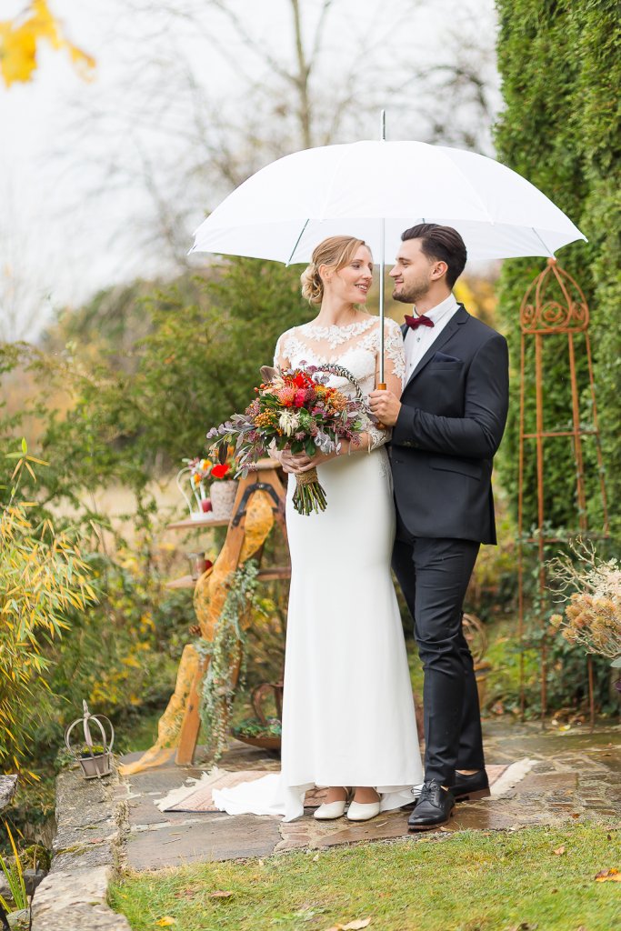 Brautpaar mit Regenschirm in Reutlingen