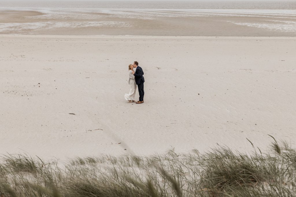 Brautpaar am Strand von Utersum auf der Insel Föhr bei Ebbe