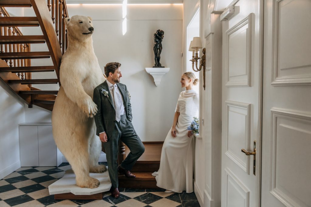 Hochzeitspaar im Treppenhaus Weingut Waalem auf Föhr