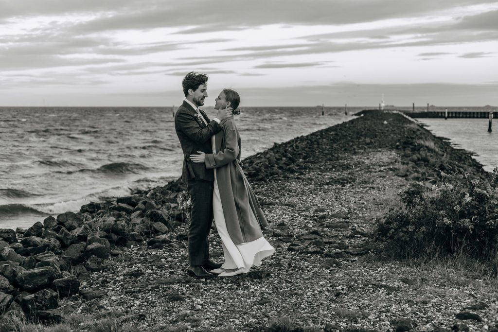 Hochzeitspaar am Deich auf der Insel Föhr im Wind