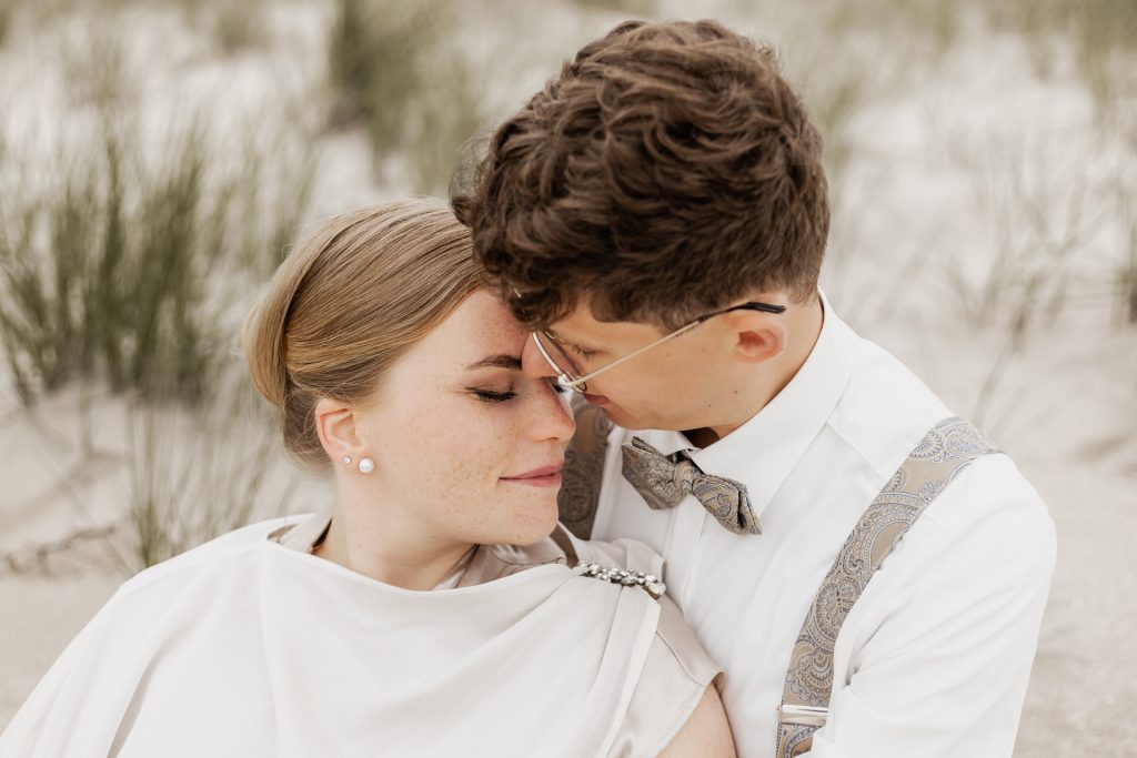 Hochzeitspaar in den Dünen am Strand von Föhr
